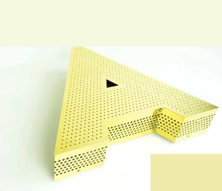 Tasokirjain rei’itetyllä pinnalla